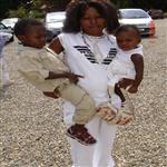 Pamela Muamba et ses deux enfants:Christopher et Alexandra en pleine sant devant l'eglise ...