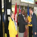 Poigne de mains entre Dr. Lopold Useni Yumbi  Kumbakisaka et le ministre canadien de la  ...
