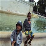 En vacances  Londres,  en t 2011, Emmanuel et  Kabena, posent devant la fontaine du pa ...