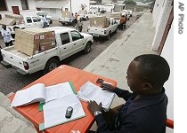 Walter Kalonja registers the pickup trucks which are fully loaded with voting kits for the upcoming elections in Kinshasa, July 27, 2006<br />