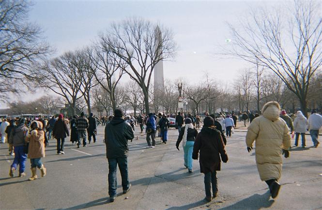 Les gens se dirigent vers le Washington Monument au National Mall  Washington, DC, pour assister  l'inauguration historique du Prsident Barack Obama.