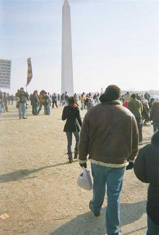Les gens se dirigent vers le Washington Monument sur le National Mall  Washington, DC, pour assister  l'inauguration historique du Prsident Barack Obama.