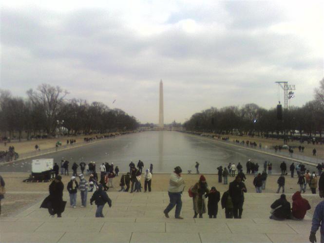 Le Washington Monument vu  partir du Lincoln Memorial sur le National Mall quelques heures aprs l'inauguration historique du Prsident Barack Obama.