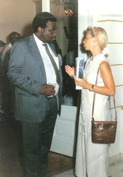 Dr. Lopold Kumbakisaka s'entretient avec une diplomate sudoise, lors du lancement du journal Mdia Balkans international (Dr.L. Kumbakisaka tait le Rdacteur en chef adjoint du journal)
