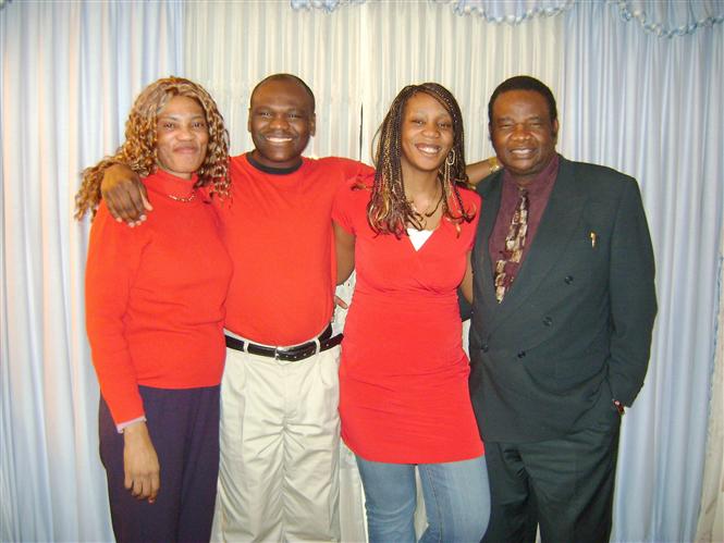 Famille Kumbakisaka (absents sur la photo, notre fille Marie-Christine Kumbakisaka Stimpson, son poux et nos 3 petits fils--