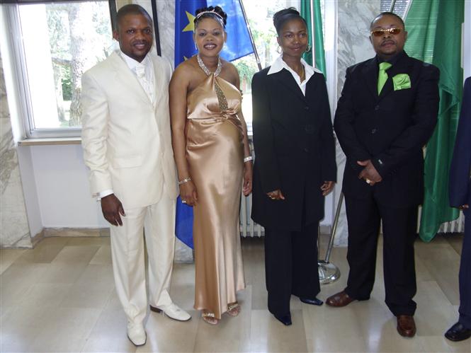 De gauche  droite Benjamin Osomba, sa femme lily, Christelle Yanape (ma femme) et ye mey
