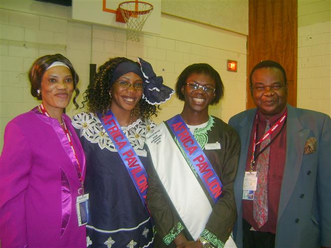 De gauche  droite Maman Thth Marie-Thrse Kumbakisaka, notre fille Mama Muilu Patricia Kumbakisaka,Ambassadrice du pavillon du continent africain,l'ambassadeur IBK et Dr. Lopold Kumbakisaka (Canada, aot 2009)