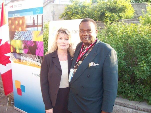 Dr. Lopold Kumbakisaka, diteur-Directeur avec  Shelly Glover, secretaire parlementaire charg des langues officielles et Dpute fdrale de Saint-Boniface (Canada 2009)