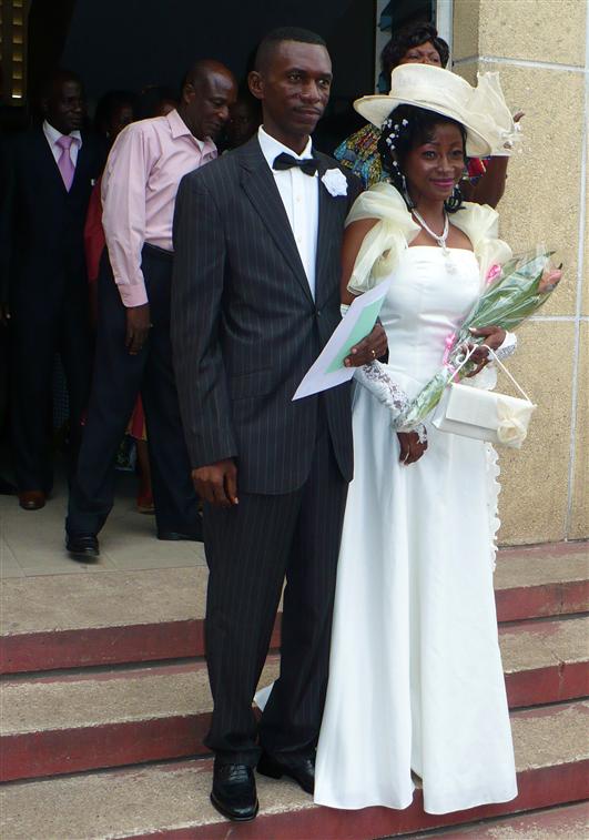 Samedi 12 dcembre 2009  la Mairie de Bacongo :  mes 45 ans, un mois et une semaine, jour pour jour, mon mariage avec la charmante et belle Dorcia Stevy LONDET NGONGO.TO GOD BE GLORY !