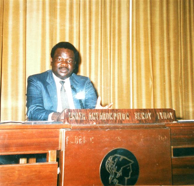 Dr Lopold Jean-Paul Choppard Useni KUMBAKISAKA, Rdacteur en chef adjoint au cours d'une confrence  la maison de presse  Athnes (Grce)
