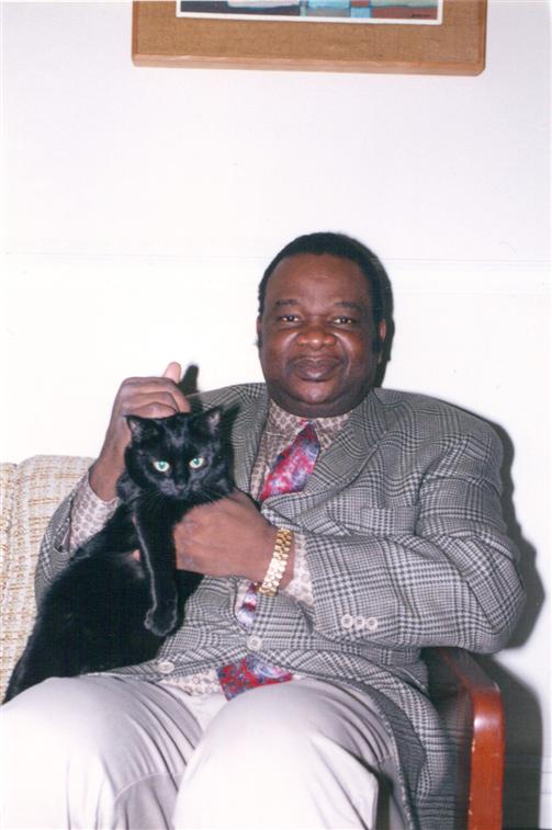 Dr. Lopold Jean-Paul Choppard Yumbi KUMBAKISAKA avec le chat de son collgue journaliste, Laurent Gimenez (Canada 2003)