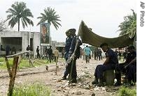 Congolese police offices stand guard outside Kinshasa's jail, October 26, 2006