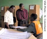 Voters getting instructions in Kinshasa<br />