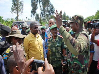  Colonel Mamadou Ndala briefs North Kivu province governor Julien Paluku in Kibumba