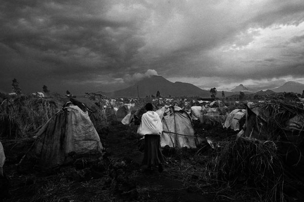 Forced to flee their homes in Karuba and Mushake because of fighting between government forces and Nkunda's troops, these displaced people seek shelter in a camp in Goma. © 2007 Marcus Bleasdale