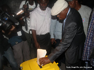 Etienne Tshisekedi votes on Monday, November 28, 2011