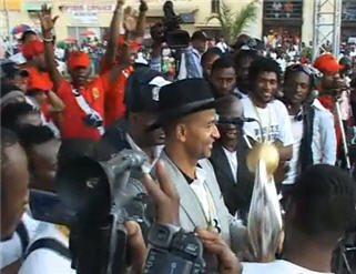 Team president Moise Katumbi shows Champions League trophy to TP Mazembe fans in Lubumbashi
