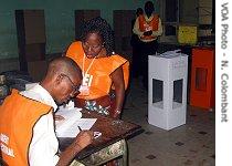 Elections poll workers in DRC, Tuesday, Oct. 31, 2006