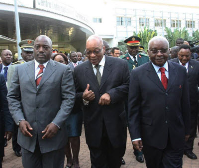 DR Congo President Joseph Kabila (L) walks alongside South Africa President Jacob Zuma (C), and Mozambique President Armando Guebuza during a lunch break at the SADC summit in Maputo on June 15, 2013
