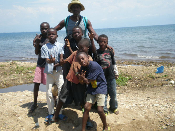 Balemba avec les enfants d'Uvira sur le Lac Tanganika en RDCongo

