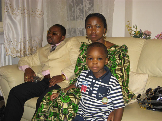 Désiré Ngolwa et son épouse et leur garçon Brian Ngolwa