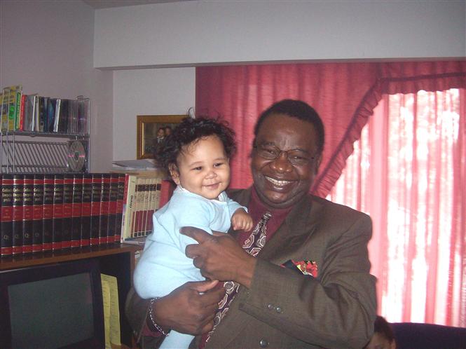 Dr. Léopold Kumbakisaka avec son 3ème petit-fils Leonides (Canada 2009)