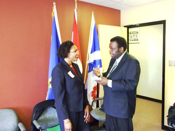 Dr.Léopold Kumbakisaka s'entretient avec Madame Hafsa Goma, Président du centre africain d'Edmonton
