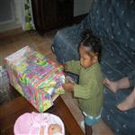 Elle découvre son deuxième cadeaux