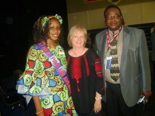 Mama Muilu Patricia Kumbakisaka, la députée conservatrice fédérale  Joy Smith et Dr. Léopold Kumbakisaka (Canada, 2009)