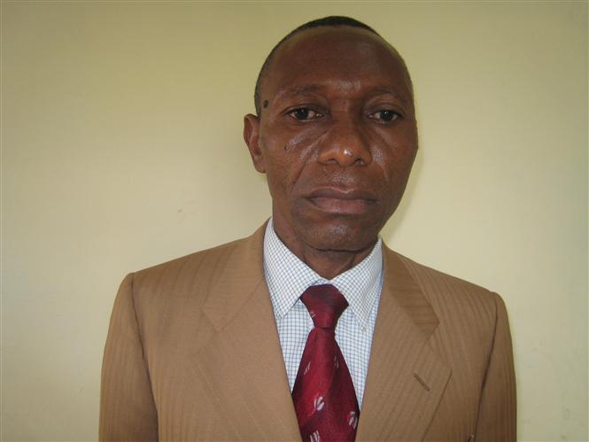 Valentin Diba est un écrivain vivant à Mbujimayi, chef lieu de la Province du Kasaï Oriental.