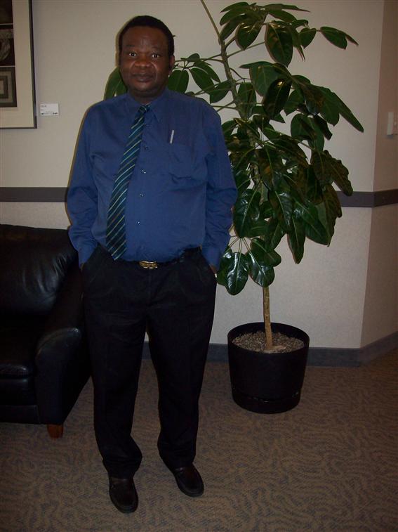 Dr. Léopold Kumbakisaka au bureau de l'immigration,Calgary en attente d'un reportage(Canada-Alberta)