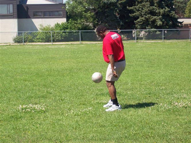 Le football communément appelé le soccer en Amérique du nord me procure toujours du plaisir malgré le poids de l'âge (Dr. Léopold Useni Yumbi Kumbakisaka, Canada 2010)