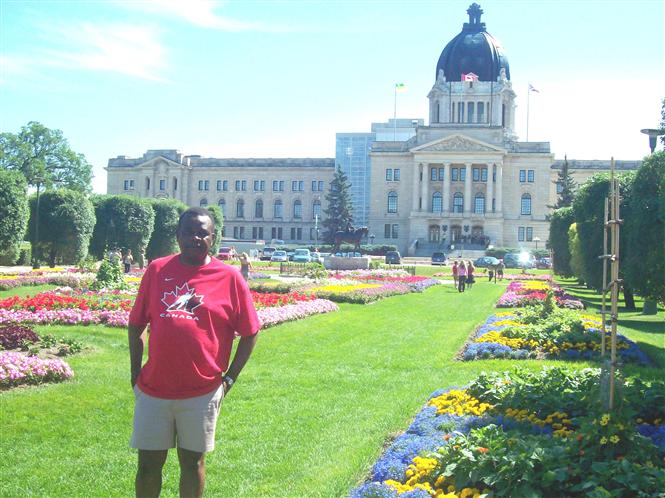 Un été très chaud à Regina, Saskatchewan (photo prise devant le palais législatif (Dr. Léopold Useni Yumbi Kumbakisaka).