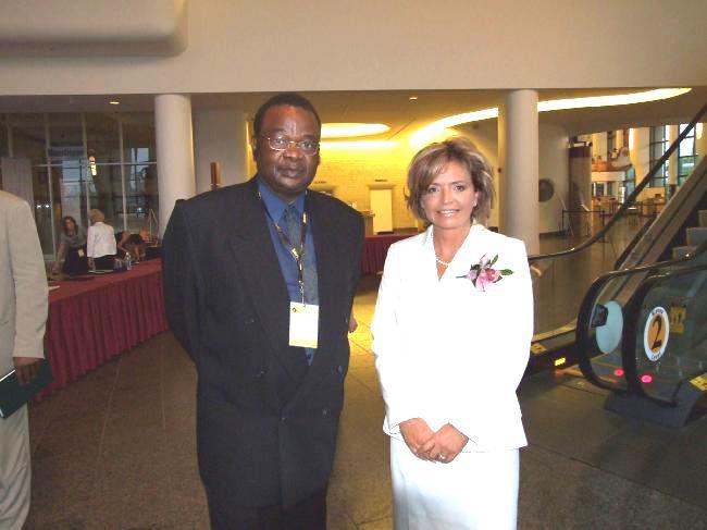 Dr. Léopold Jean-Paul Choppard Useni Yumbi  Kumbakisaka avec l'honorable ministre canadien des affaires intergouvernementales, de la francophonie et présidente du conseil privé, Mme Josée Verner (Canada 2010)