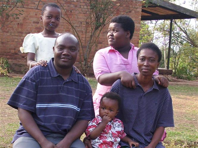 La famille Kitoka Moke après la naissance de Daniel Mutondo en 2008