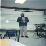 Dr. Léopold Kumbakisaka donnant cours aux étudiants anglophones (Canada 2001)