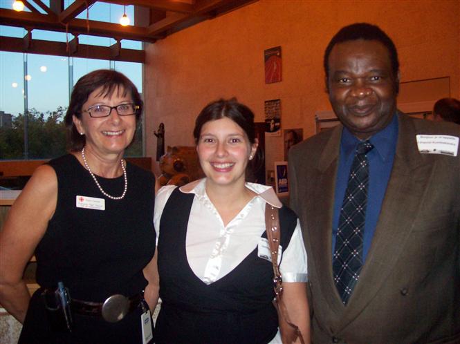 De gauche à droite, Françoise S. directrice de  communication radio-canada, Geneviève Lapierre  et Dr.Léopold Kumbakisaka (Regina,Canada)