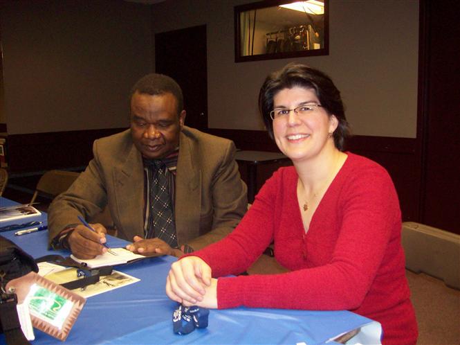 Dr. Léopold Kumbakisaka réalise une  entrevue avec Mme Cathline D'Auteuil, Responsable de communication au CCS (Photo prise à Saskatoon, 2008)