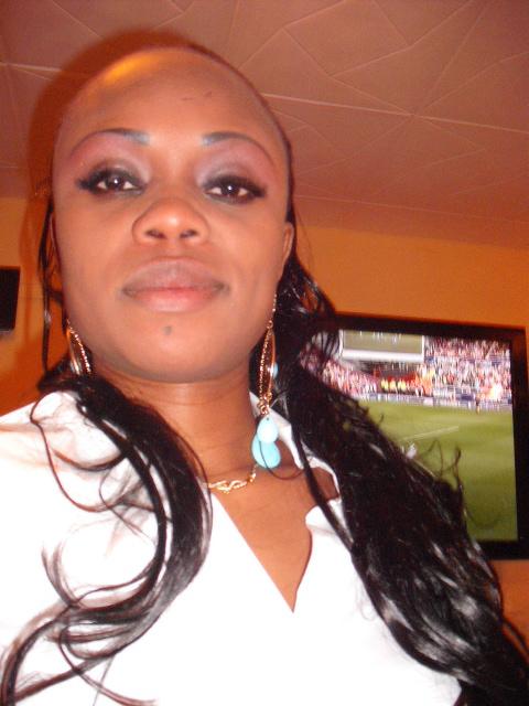 C'est moi, Nolly Ntanga la fille à Aimée Losua Kenge et de Petit Prince Sungula. jJ vie à Londres. 