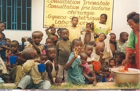 Les enfants du quartier Plateau lors de la sance de rhabilitation nutritionnelle devant le centre de sant et maternit de Mandela dans la commune urbano-rurale de Mont-Ngafula en rpublique dmocratique du Congo.